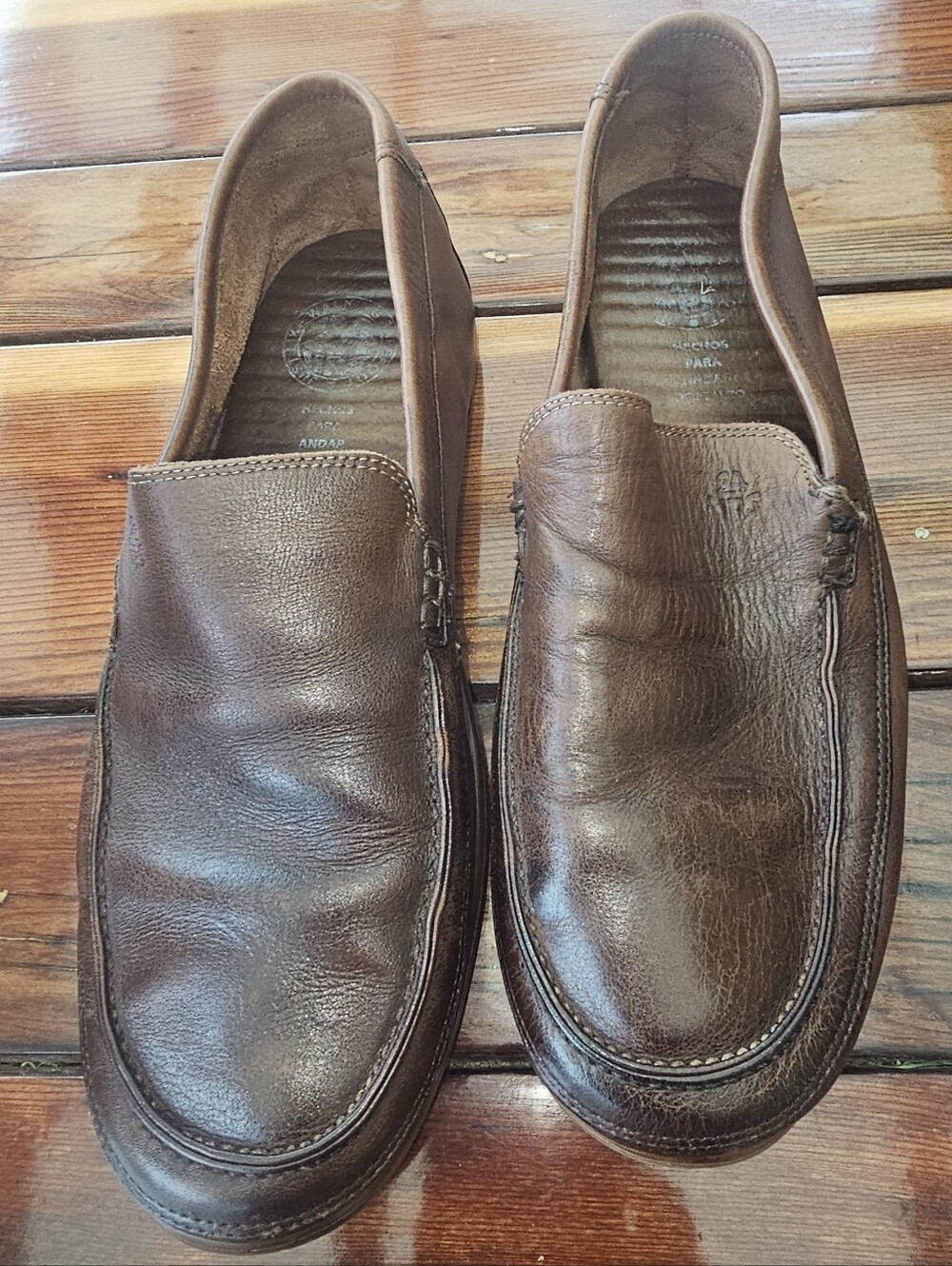 loafers in tobacco brown leather.
